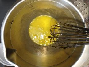 鸡蛋轻轻搅散。