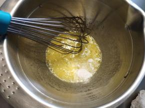 再加入泡打粉，搅匀。