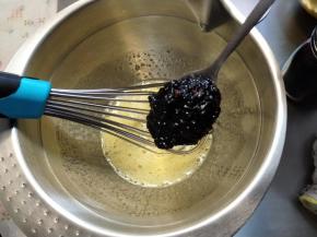 然后加入蓝莓酱，拌匀。