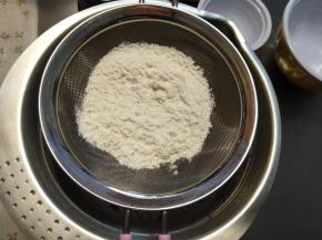 筛入低筋面粉。