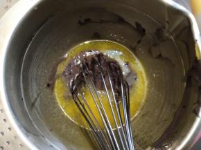 然后把融化的黄油加入蛋液中。