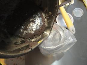 把准备好的面糊装入裱花袋。