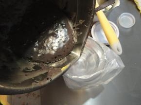 把准备好的面糊装入裱花袋。