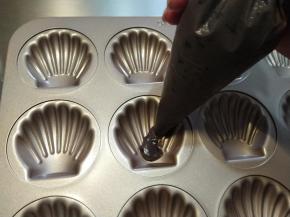 挤入模具，八分满即可。