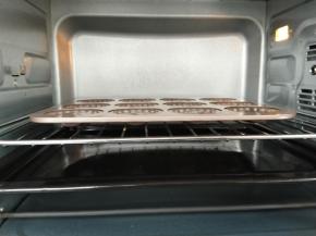 将烤箱提前150度预热，然后把准备好的面糊挤入玛德琳模具，大约16-18分钟就烤制完成了。