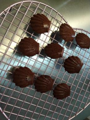 烤制完成后马上取出模具，转移到晾晒网上放凉。