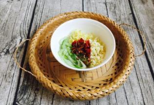 把葱姜蒜都切成末，辣椒切段。