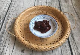 准备好郫县豆瓣酱。