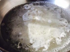 锅里放大量的水，水开了厚放入面条，水再开，关火，盖上锅盖焖4～5分钟。