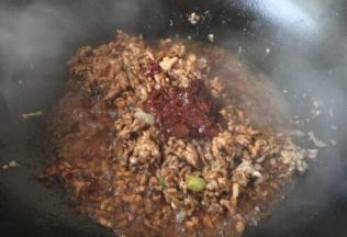 放入1勺郫县豆瓣酱，翻炒均匀。 
郫县豆瓣酱的酱随个人喜好增减。
