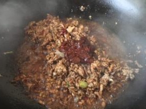 放入1勺郫县豆瓣酱，翻炒均匀。 
郫县豆瓣酱的酱随个人喜好增减。