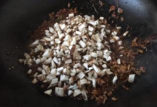 放入香锅末，放入少许盐，3g的白糖，翻炒均匀。 
这时按照个人口味加盐调味，我喜欢口淡的，就没加盐。 
放入3g的白糖，也就是二指糖，即一小捏的糖，用来提鲜增香。 
如果您喜欢蚝油的味道，可加1勺蚝油，这样更是鲜上加鲜。