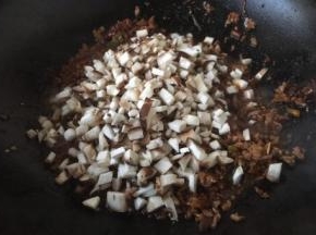 放入香锅末，放入少许盐，3g的白糖，翻炒均匀。 
这时按照个人口味加盐调味，我喜欢口淡的，就没加盐。 
放入3g的白糖，也就是二指糖，即一小捏的糖，用来提鲜增香。 
如果您喜欢蚝油的味道，可加1勺蚝油，这样更是鲜上加鲜。