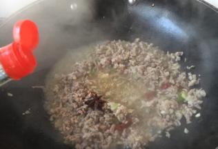 撒入少许白胡椒粉，沿锅边烹入1勺料酒，倒入1勺生抽，1勺老抽。 
