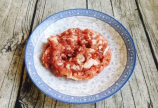 切好的肉末。 
在超市让工作人员用机器切了3遍，这样的肉末有颗粒感。