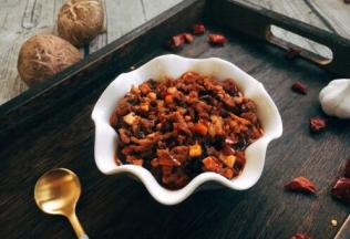 盛出肉香菇酱拌面备用。