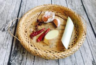 葱姜蒜等佐料。