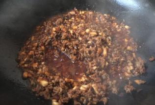 大火熬制、收汁，熬制至汤汁浓稠即可。