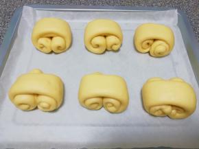 二次发酵完成以后取出烤盘，烤箱调至“上下管”功能，180度预热。