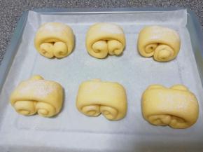 面包卷上筛一层薄薄的高筋面粉。