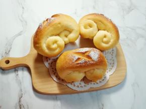 胖乎乎的面包卷出炉啦！