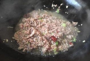 中火，放入肉末，把肉末滑散，炒到变色。