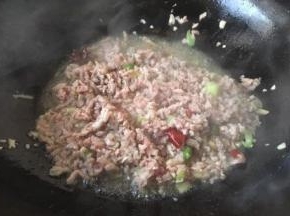 中火，放入肉末，把肉末滑散，炒到变色。