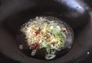 热锅凉油，先放入八角炒香，然后放入葱姜蒜、辣椒段、花椒粒爆香。 
爆香后尽量把花椒挑出来扔了，以免吃的时候影响口感。
如果觉得麻烦就别放花椒了。 
油的量要比我们平时炒菜宽一些，以便保存。如果做的不多的话，一次就吃完就不用多放油啦。