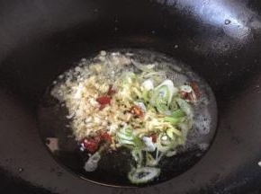 热锅凉油，先放入八角炒香，然后放入葱姜蒜、辣椒段、花椒粒爆香。 
爆香后尽量把花椒挑出来扔了，以免吃的时候影响口感。
如果觉得麻烦就别放花椒了。 
油的量要比我们平时炒菜宽一些，以便保存。如果做的不多的话，一次就吃完就不用多放油啦。