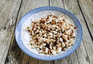 把香菇洗干净，切成碎末。