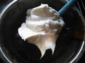 将三分之一蛋白霜加入蛋黄糊，搅拌均匀