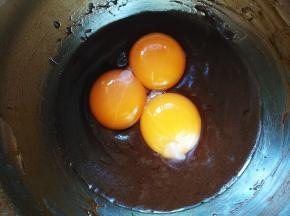 分蛋时将蛋黄放在可可糊里
