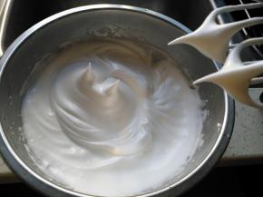 蛋清中分3次加入白糖，打发至干性