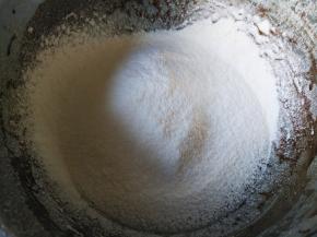 筛入低筋粉，搅拌均匀