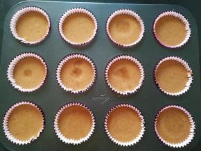 将蛋糕糊倒入纸杯中，用力震几下