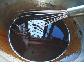 将玉米油加热至出现波纹，关火