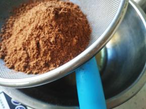 筛入可可粉，搅拌均匀