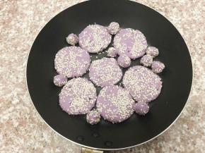 平底锅刷油，小火20分，金黄即可