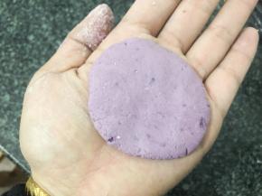 取适量搓圆压扁