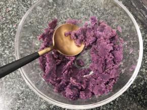 番薯洗净蒸熟，去皮的分别捣碎