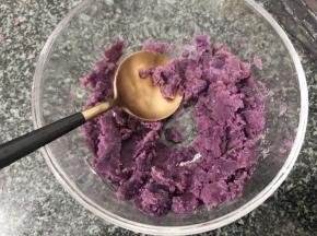 番薯洗净蒸熟，去皮的分别捣碎