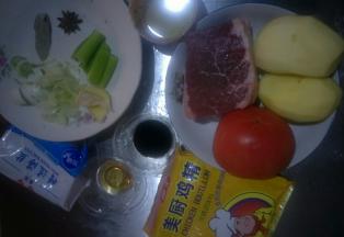 准备食材，土豆西红柿洗净切滚刀块，葱切葱花，葱嫩叶切丝，姜切片