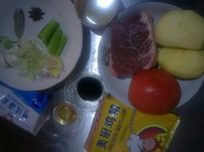 准备食材，土豆西红柿洗净切滚刀块，葱切葱花，葱嫩叶切丝，姜切片