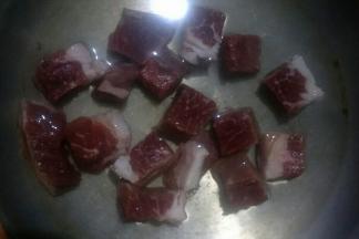 冷水下锅开大火把牛肉煮至没有血色