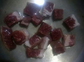 冷水下锅开大火把牛肉煮至没有血色