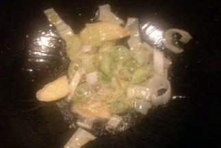 放入葱花和姜片炒香