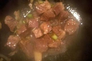 加入牛肉和生抽翻炒均匀