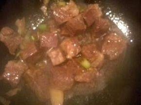 加入牛肉和生抽翻炒均匀