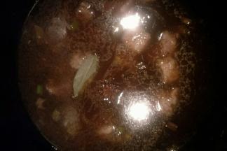 加入适量清水，放入八角和香叶，开大火