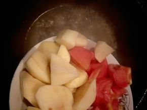 水开后放入土豆块和西红柿块，继续开大火再煮30分钟，即可